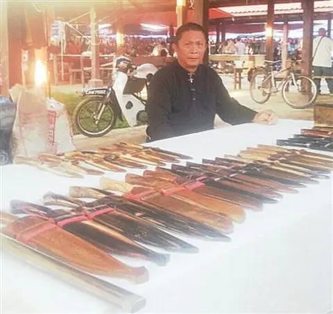 Jomo Sama Dan Parang Buatannya 